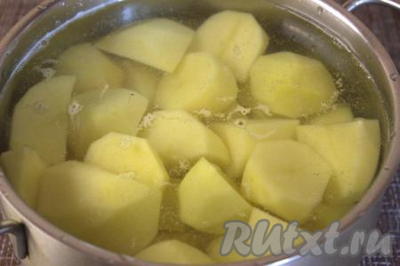 Нарезать очищенный картофель на одинаковые кусочки, выложить в кастрюлю и залить полностью холодной водой, поставить на огонь. После того как вода закипит, уменьшив огонь, посолить и отварить картошку до полной готовности. Время варки зависит от размера и сорта картофеля (у меня картошка была готова через 25 минут).