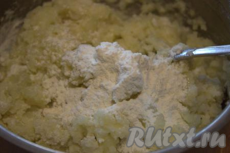 Добавить в картофельное пюре муку и хорошо перемешать. Муку следует добавлять постепенно, мне понадобилось 3 столовые ложки. Картофельная масса должна получиться плотной, немного липковатой и удобной для формирования картофельных палочек.