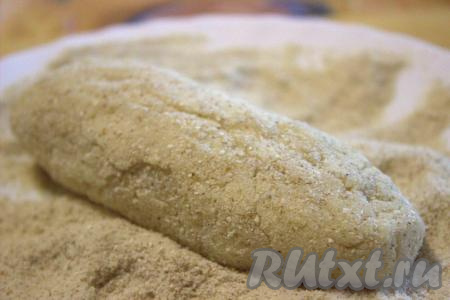 Поднять края лепёшки, формируя картофельную палочку с сыром внутри. Более ровную форму палочке можно придать, придавив её по бокам поверхностью ножа. Аналогично сформировать остальные картофельные палочки. Из указанного количества ингредиентов у меня получилось 7 картофельных палочек длиной 9-10 сантиметров. Сформированные картофельные палочки обвалять со всех сторон в панировочных сухарях.