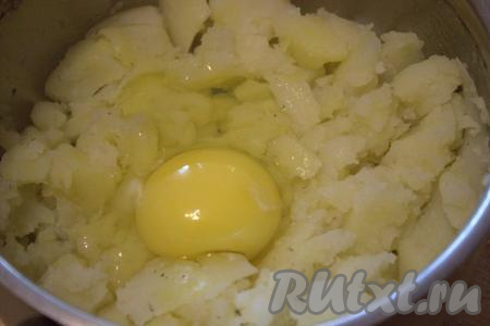 Когда картошка будет полностью готова, слить из кастрюли воду, размять картофель в пюре и дать полностью остыть. В остывший картофель вбить сырое яйцо, приправить специями.