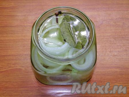 Кипятим воду. Заливаем горячую кипячёную воду в банки с луком до верха, прикрываем крышками и оставляем минут на 15-20. Баночки должны остыть до такой степени, чтобы их можно было взять в руки.