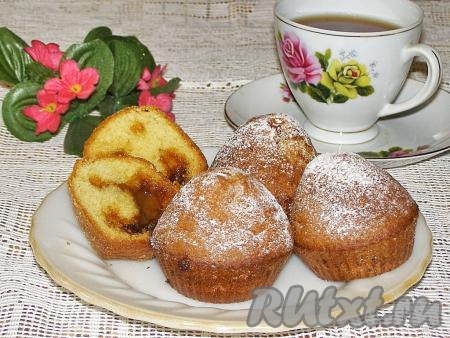 Кексы с варёной сгущёнкой в силиконовых формочках