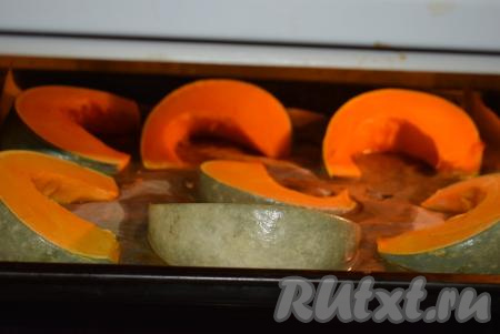 Отправляем противень с кусочками тыквы в разогретую духовку и запекаем при температуре 200 градусов, примерно, 30 минут.