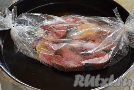 Рукав для запекания с кусочками горбуши кладём на противень. В рукаве с верхней стороны делаем несколько проколов ножом для выхода пара.