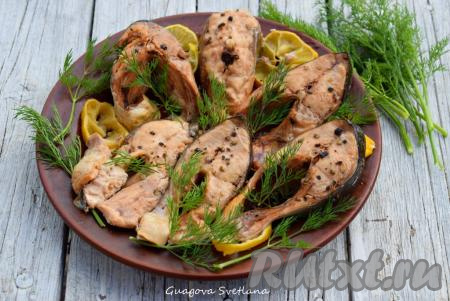 Обед или ужин с такой вкуснейшей и сочной горбушей непременно понравится всей вашей семье. Подать её можно с гарниром из картофеля или риса.