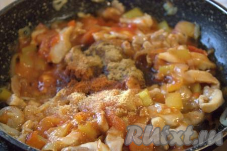 Приправить по вкусу (я приправила молотой паприкой и сухим чесноком). Добавить мелко нарезанный острый перец, именно он и сделает тако по-мексикански острым.  Хорошо перемешать содержимое сковороды. При необходимости, влить примерно, 50 миллилитров воды (я не добавляла воду, у меня были очень сочные помидоры). Если добавляли воду, доведите содержимое сковороды до кипения и сразу уменьшите огонь до минимума. Тушить куриное мясо с овощами минут 7-10, не забывая помешивать, если нужно, досолить.