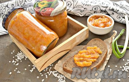 Зимой эта яркая, нежная кабачковая икра, приготовленная с томатной пастой в мультиварке, станет отличной закуской и порадует приятным вкусом.