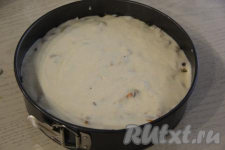Затем равномерно вылить оставшееся тесто и поставить форму с пирогом в прогретую духовку.