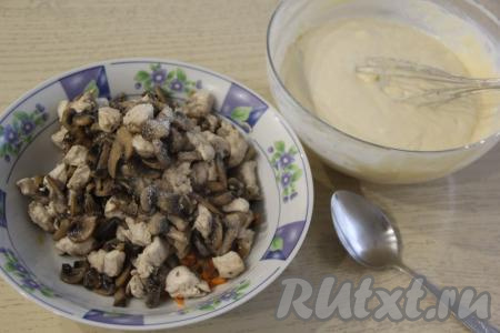 В тарелку с морковкой и луком выложить грибы с курицей, посолить по вкусу, перемешать и начинка для заливного пирога готова.