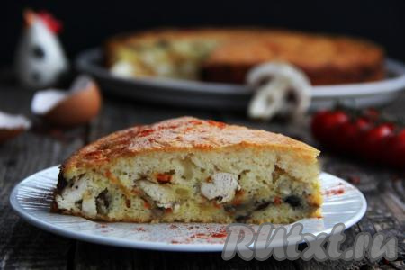 Вот такой красивый заливной пирог на кефире с начинкой из курицы и грибов получается в разрезе.