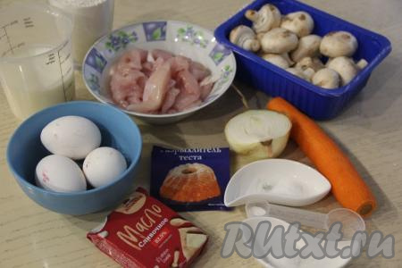 Подготовить продукты для приготовления заливного пирога на кефире с курицей и грибами. Промыть, немного обсушить куриное филе и нарезать его на небольшие кусочки.