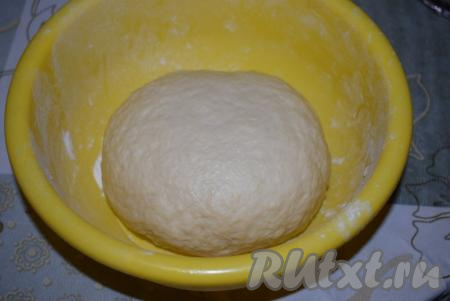 Тесто должно получиться гладким, не липнущим к рукам, плотным, но пружинистым.
