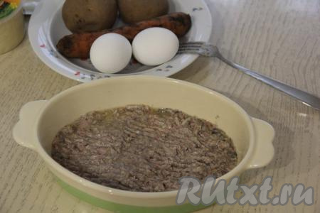 Шпроты, слив лишнее масло, размять вилкой. Равномерно выложить размятые шпроты на дно салатника (или формы). 