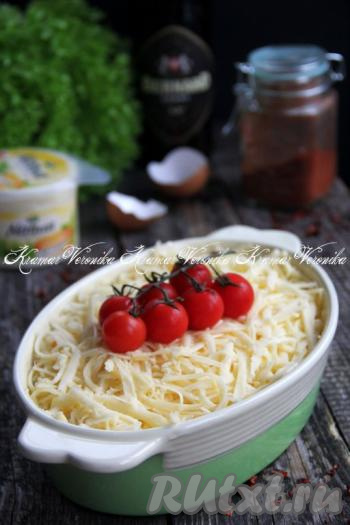Вкусный нежный слоёный салат, приготовленный со шпротами и картошкой, подать к столу. 