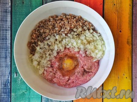 Фарш можно брать любой, у меня - из индейки, в готовом блюде он ароматнее куриного и более нежный, чем свиной или говяжий. Соединить в глубокой миске сырой фарш, остывшую гречку, мелко нарезанный лук и сырое яйцо, посолить и поперчить.