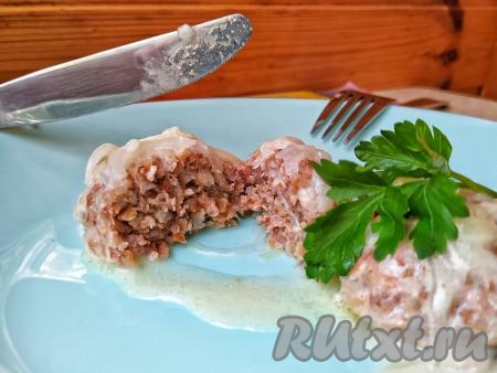 Вкусные, сочные гречаники с фаршем в сметанном соусе готовы, к столу подаём горячими или тёплыми.