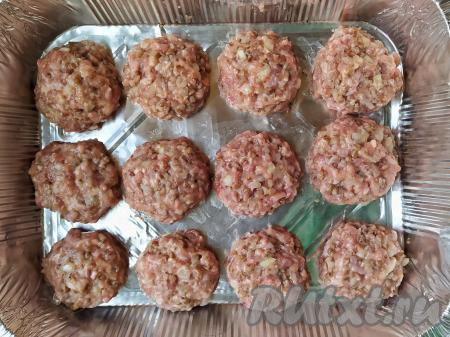 Из получившегося фарша слепить круглые котлеты - гречаники. Чтобы фарш не прилипал к рукам, необходимо смачивать руки водой. У меня получилось 15 гречаников диаметром, примерно, 6-7 см. Сформированные гречаники можно обжарить на сковороде в растительном масле до румяности с двух сторон. Я же предлагаю запечь их в духовке, для этого сформированные гречаники выложить на противень, застеленный фольгой (я запекала в два захода в форме размером 21 см х 27 см). Фольгу, перед выкладыванием на неё гречаников, можно маслом не смазывать. Запекать гречаники 30 минут в разогретой до 200 градусов духовке.