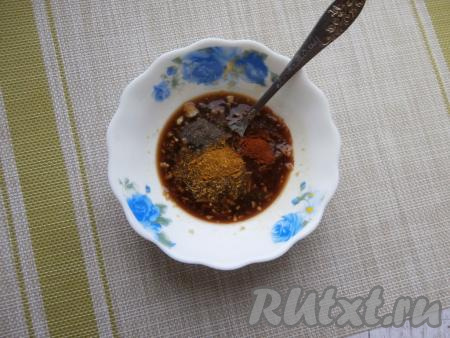 Сюда же добавить уксус, паприку, приправу и чёрный молотый перец.