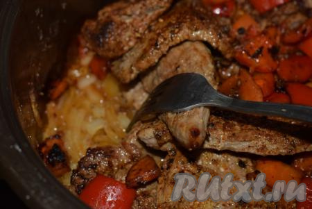 Лук под шапкой из мяса и овощей начинает томиться и становится прозрачным. Как только наш лук стал мягким, добавляем в кастрюлю соль, чёрный молотый перец и специи по вкусу.
