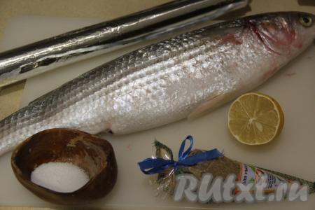 У меня кефаль не потрошёная. Я предварительно разморозила рыбу. 
