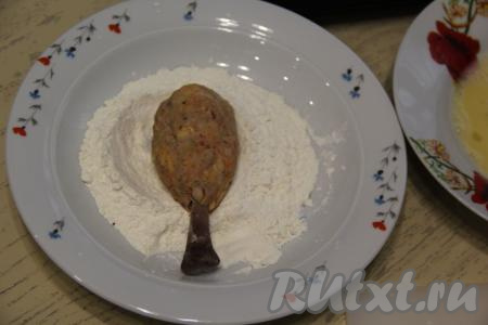 Обвалять "ложные" куриные ножки в муке со всех сторон.