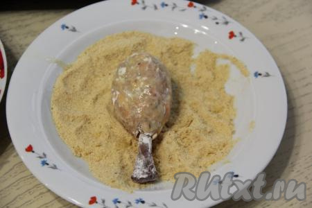И обвалять в панировочных сухарях.