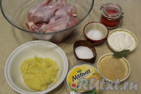 Подготовить продукты для приготовления котлет на косточке из куриных ножек. Картофельное пюре можно использовать оставшееся от ужина или обеда, а можно сварить картошку в подсоленной воде до готовности (в течение 25-30 минут), растолочь в пюре и остудить. Куриные ножки промыть под водой и обсушить.