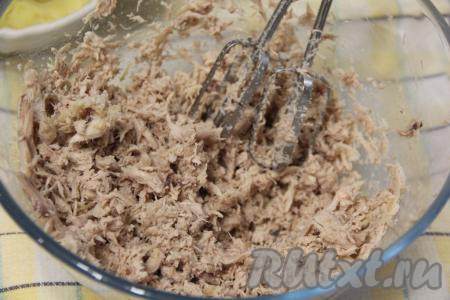 Мясо выложить в глубокую миску. С помощью миксера (или мясорубки) измельчить мясо.