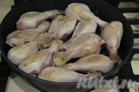 В сковороду влить немного растительного масла и выложить ножки. Обжарить с двух сторон на сильном огне до подрумянивания бочков (примерно, 5 минут).