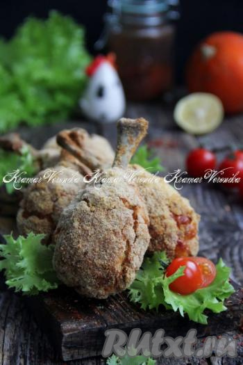 Вкусные котлеты на косточке, приготовленные из куриных ножек, картошки и сыра, подать к столу с любимым соусом.