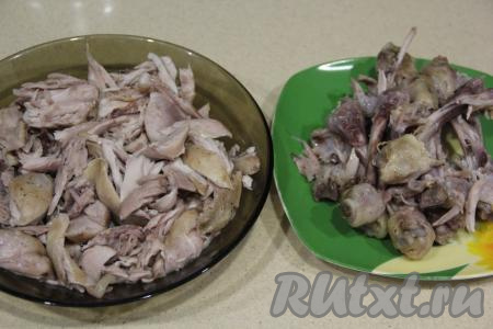 Готовые ножки достать из бульона и отделить мясо от костей. Широкие косточки не выбрасываем, они будут использоваться в дальнейшем в рецепте.