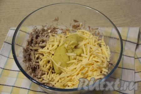 Сыр натереть на тёрке. Добавить к мясу картофельное пюре, натёртый сыр, паприку, подсолить.
