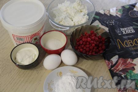 Подготовить продукты для приготовления лаваша с творогом и ягодами в духовке. Я готовила с замороженными ягодками, предварительно размораживать их не стала.