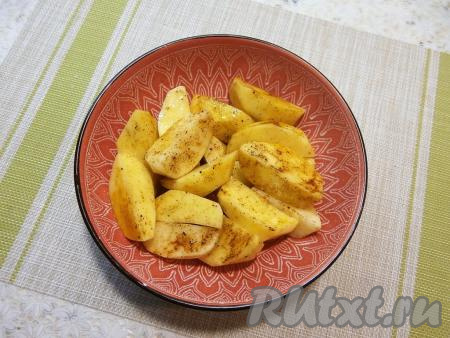 Хорошо картофель перемешать и поместить в миску (или кастрюльку), подходящую для СВЧ.