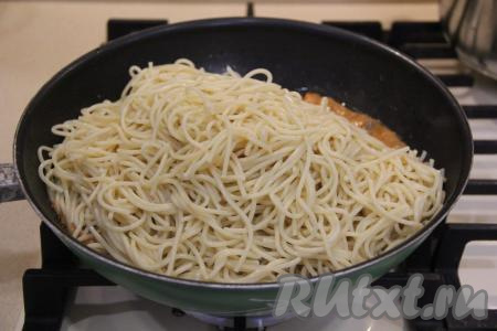Добавить спагетти в сковороду к куриному филе с грибами.
