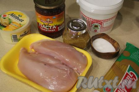 Подготовить продукты для приготовления спагетти с куриным филе и грибами
