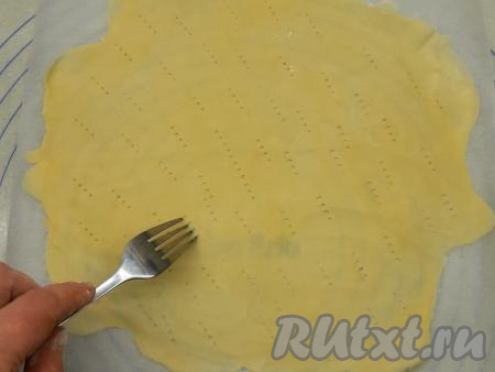 Прямо на листе пергамента раскатываю кусочек теста максимально тонко. Я делаю "Наполеон" круглой формы и раскатываю так, чтобы корж был диаметром не менее 23 см. Накалываю всю поверхность коржа вилкой, отправляю в духовку на средний уровень, выпекаю на режиме духовки "Верхний и нижний нагрев" не менее 3 минут, но всё зависит от вашей духовки и не забывайте, что духовка должна быть уже разогрета.