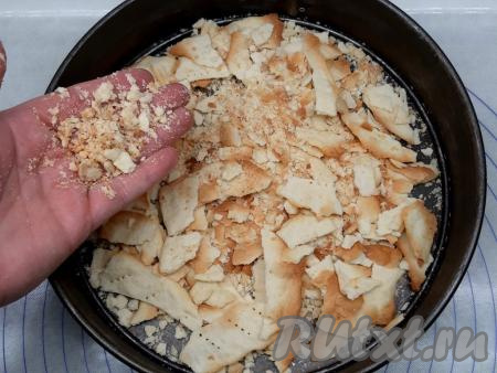 Обрезки коржей превращаю в крошку. Они понадобятся в конце для обсыпки готового торта.
