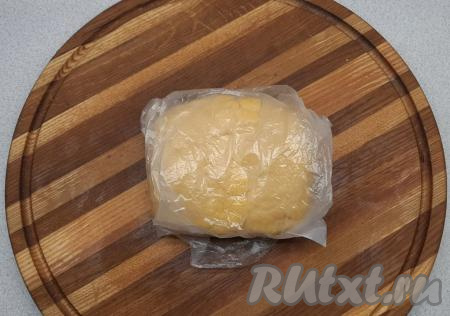 Перекладываю тесто в пакет и даю отдохнуть 30 минут на полке в холодильнике.