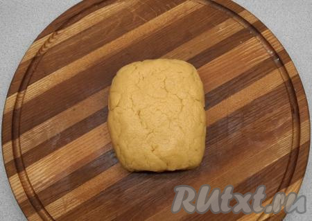 Тесто собираю в комок, оно должно быть плотным и не липнуть к рукам.