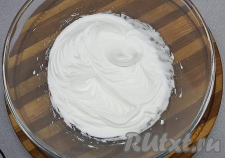 Взбиваю белки миксером на максимальных оборотах до плотных, стойких пиков.