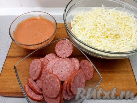 Для начинки можно взять любимые в вашей семье продукты, у меня самые классические - кетчуп, майонез, колбаса и сыр. Учитывайте, что начинку нужно будет разделить на 2 части (на 2 пиццы).