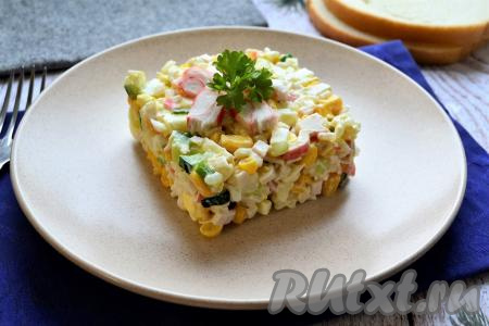Салат с рисом, крабовыми палочками, огурцом и кукурузой