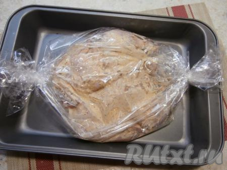 Поместить тушку цыплёнка в пакет для запекания, края пакета с двух сторон хорошо перевязать и разместить на противне. В верхней части пакета сделать несколько дырочек зубочисткой, шпажкой или просто ножом. Дырочки нужны для выхода пара во время запекания.