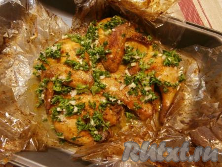 Готового цыплёнка достать из духовки, аккуратно разрезать пакет и полить его подготовленной смесью. Аромат будет необычайный!