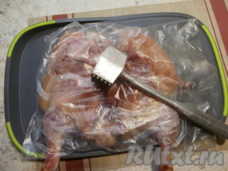 Накрыть целлофаном и немного отбить молоточком, придав плоскую форму.