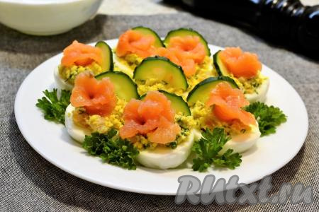 Яйца фаршированные красной рыбой