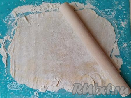 Экспериментальным путём проверено: чем тоньше лапша - тем она вкуснее. Поэтому следующая задача - на присыпанной мукой поверхности раскатать тесто скалкой до минимальной толщины. Чтобы это было удобнее сделать я несколько раз делю тесто на части: изначально, замешанный шар теста делю пополам, затем раскатываю первую часть теста и разделяю получившийся пласт на шесть частей, которые очень тонко раскатываю.