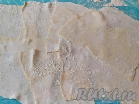 Раскатанные пластинки припылить мукой и дать подсохнуть 10-15 минут. За это время повторить те же манипуляции со второй половиной теста.