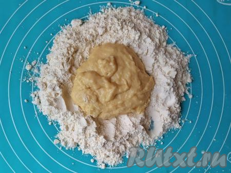 Когда масса станет слишком густой, чтобы дальше мешать вилкой, переложить её из миски на стол (разделочную доску или, как у меня, резиновый коврик), предварительно высыпав на него остатки просеянной муки.